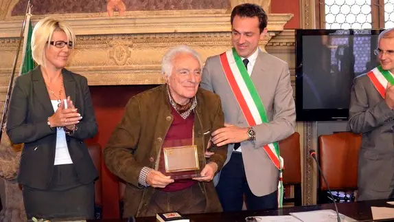 consegna targa di riconoscimento all'avvocato Sandro Canestrini per aver difeso le vittime del Vajont - presenti da sinistra: Giovanna Sirotti, Mirandola Paolo, Barbara Lorenzi, Sandro Canestrini, Andrea Miorandi