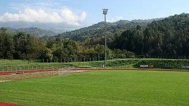 Due vedute del campo sportivo di Puos d’Alpago