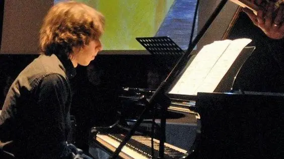 Tre momenti del concerto ospitato lunedi' al centro Giovanni XXIII, dedicato dalla scuola di musica Miari all' Universita' della terza eta'