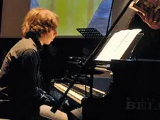 Tre momenti del concerto ospitato lunedi' al centro Giovanni XXIII, dedicato dalla scuola di musica Miari all' Universita' della terza eta'