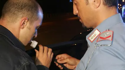 20081230 - ROMA -CLJ - CAPODANNO: OLTRE MILLE CARABINIERI IMPIEGATI PER CONTROLLI ALLA CIRCOLAZIONE STRADALE- Una immagine di archvio di un controllo all'alcol de carabinieri. Saranno piu' di mille i Carabinieri impegnati la notte di San Silvestro in una serie di controlli a Roma e provincia lungo le principale arterie stradali anche con l'ausilio di etilometri, drug test ed autovelox. L'obiettivo principale è quello di evitare che qualcuno, alla guida del proprio mezzo ubriaco o sotto l'effetto di sostanze stupefacenti, possa mettere a rischio la propria incolumità e quella di altre persone. ANSA _ MASSIMO PERCOSSI- COC