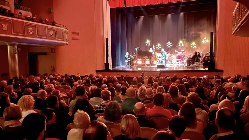 Uno spettacolo al teatro comunale Dino Buzzati. La Fondazione è nella bufera dopo la commissione