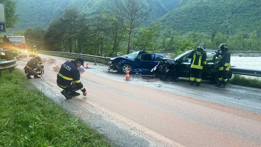 I rilievi della polizia stradale di Feltre dopo l'incidente sulla Sr 203 Agordina tra Peron e La Stanga, a Sedico