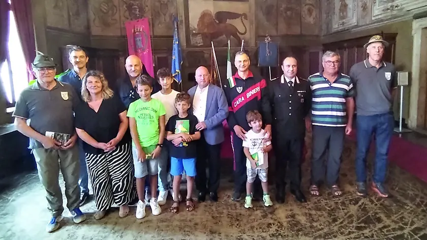 Foto di gruppo in Comune a Feltre per la premiazione di Giuseppe Fent