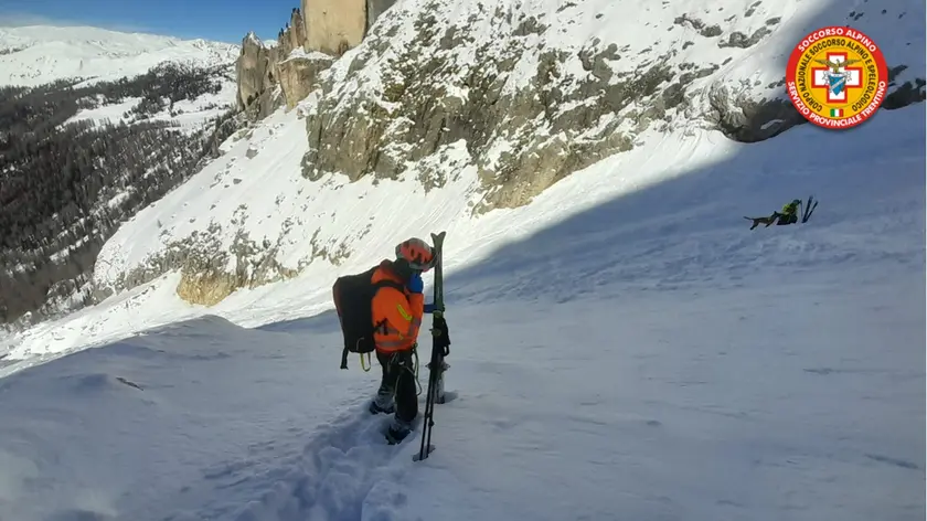 I soccorsi dopo la valanga sulle Pale di San Martino