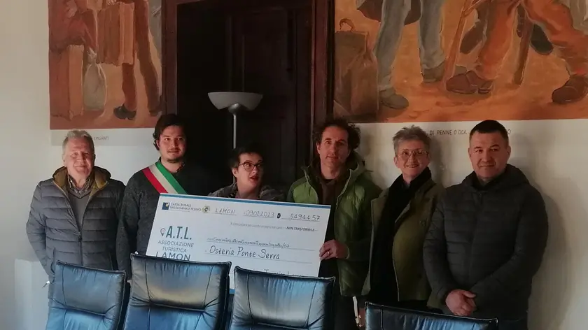 La consegna dell’assegno da 54.944,57 euro a Debora Riga e Davide Pante dell’osteria Ponte Serra