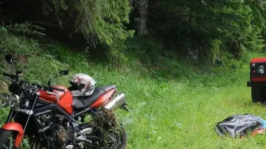 Sopra la moto e il corpo coperto di Denis Giust dopo l’incidente di ieri pomeriggio a Pian Osteria