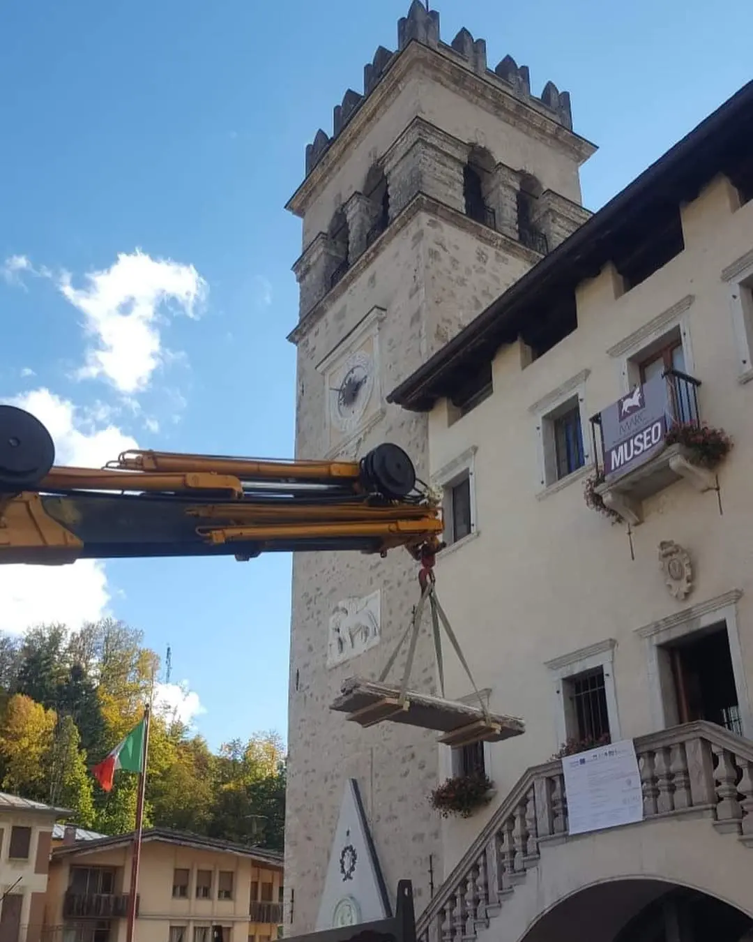 Il mosaico portato via con la gru per il restauro