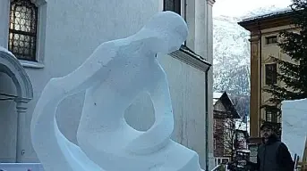 Una scultura di ghiaccio sul corso
