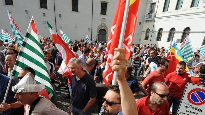 Belluno, 3 giugno 2009. in piazza martiri manifestazione degli operai della ceramica dolomite per la chiusura dell'aziendaA sinistra i lavoratori schierati di fronte al palazzo della Prefettura A destra un momento della protesta in piazza Duomo