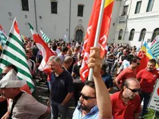 Belluno, 3 giugno 2009. in piazza martiri manifestazione degli operai della ceramica dolomite per la chiusura dell'aziendaA sinistra i lavoratori schierati di fronte al palazzo della Prefettura A destra un momento della protesta in piazza Duomo