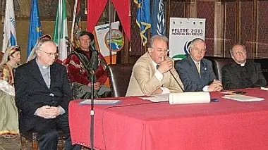 Le autorità al tavolo in una precedente edizione del premio