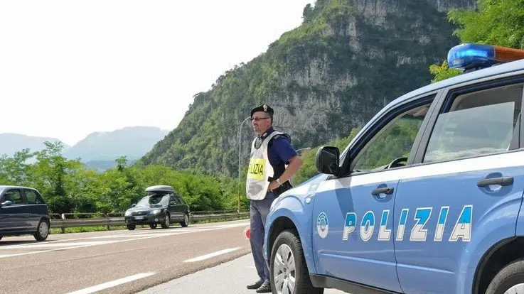 Longarone (Fortogna), 14 Agosto 2010. In concomitanza con l'esodo di ferragosto la polizia stradale rafforza i controlli sulle strade della provincia