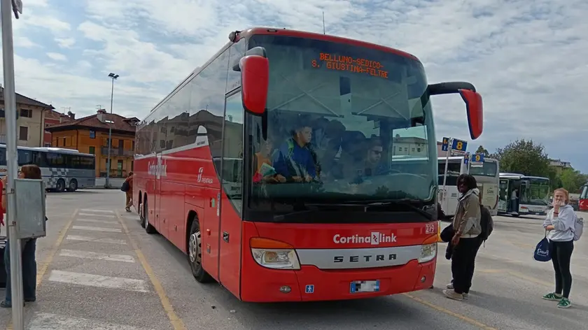 Studenti stipati a bordo della corsa da Belluno a Feltre delle 12.18