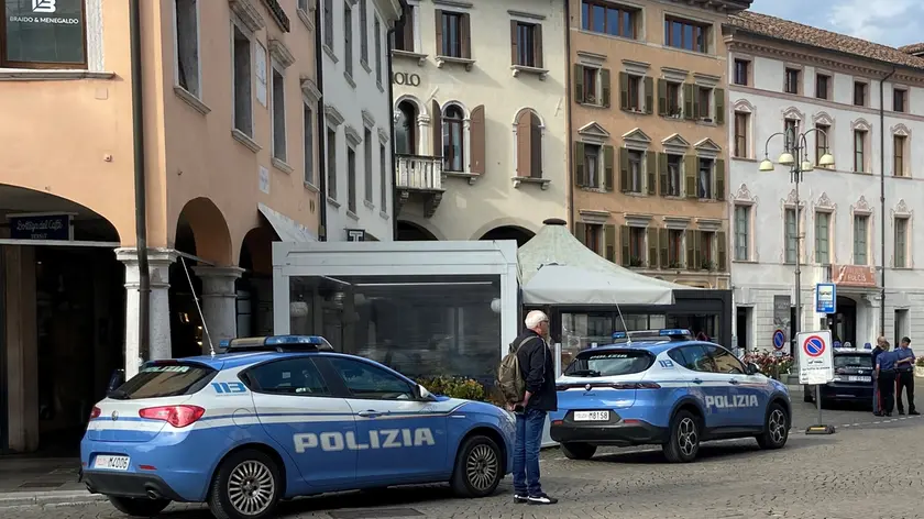 Le pattuglie della Polizia e dei carabinieri intervenute in piazza Vittorio Emanuele II davanti al teatro Buzzati