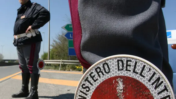 PISA 06 APRILE 2006- PASQUA: INTENSIFICATI I CONTROLLI DELLA POLIZIA STRADALE SULLE STRADE DELL' ESODO. Una pattuglia della Polizia Stradale sulla strada di grande comunicazione Firenze- Pisa-Livorno in direzione mare. FRANCO SILVI/ANSA