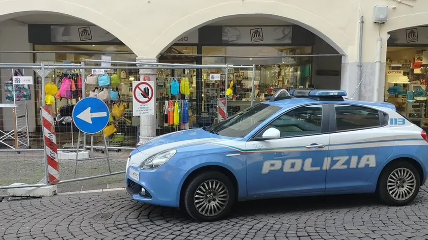 La volante della Polizia all'esterno del negozio Util-Casa di Belluno
