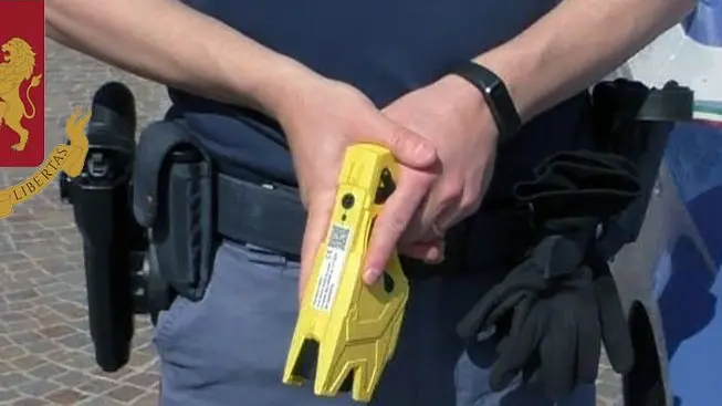Un taser in dotazione alle forze dell'ordine