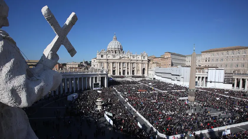 Fedeli in Piazza San Pietro in occasione dell'ultima udienza generale di Papa Benedetto XVI, Citta' del Vaticano 27 febbraio 2013. Faithful in St. Peter's Square at the last general audience of Pope Benedict XVI, Vatican City, February 27, 2013. ANSA/ALESSANDRO DI MEO +++ LOW RESOLUTION ONLY FOR INTERENT USE -HIGH RESOLUTION AVAILABLE LATER +++