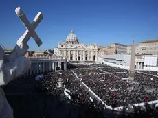 Fedeli in Piazza San Pietro in occasione dell'ultima udienza generale di Papa Benedetto XVI, Citta' del Vaticano 27 febbraio 2013. Faithful in St. Peter's Square at the last general audience of Pope Benedict XVI, Vatican City, February 27, 2013. ANSA/ALESSANDRO DI MEO +++ LOW RESOLUTION ONLY FOR INTERENT USE -HIGH RESOLUTION AVAILABLE LATER +++