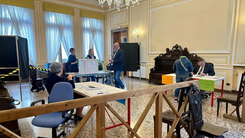 Un momento del voto a palazzo Piloni