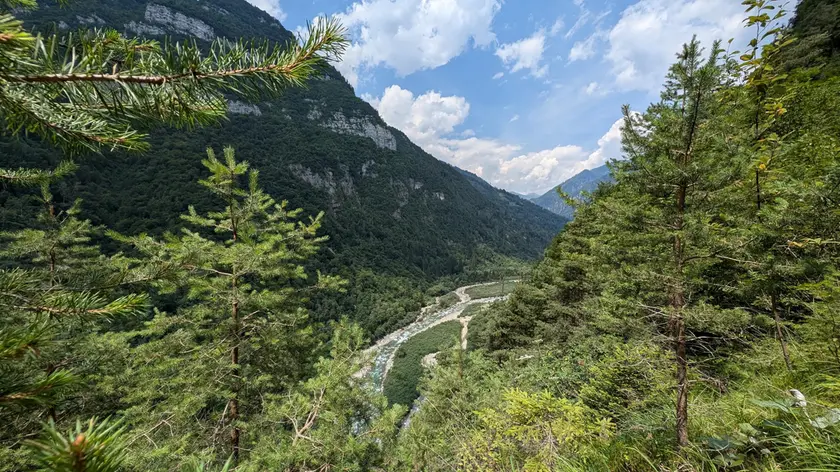 Una veduta del torrente Vanoi e sotto il presidente della Regione Veneto Luca Zaia
