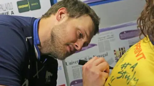 Alex Paganin firma un autografo (Foto di Luca Zanfron)