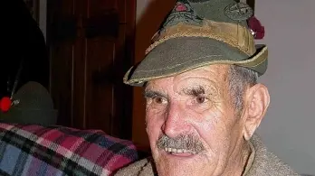 A sinistra Giuseppe Tabacchi nella sua casa cadorina In alto a destra è con un gruppo di commilitoni Sotto (a destra) è all’ospedale di Roma dopo essere stato ferito in Russia