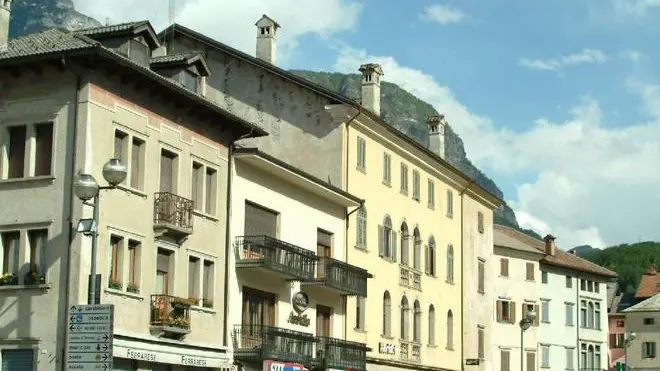 Una veduta della piazza di Agordo interessata dal nuovo progetto di viabilita' che riguarda il centro del capoluogo di vallata