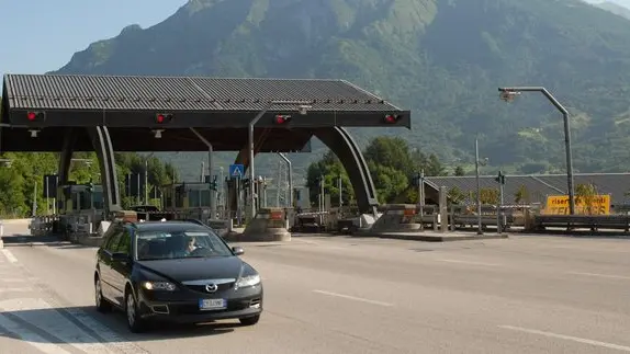 pieve d'alpago, 1 luglio 2006. il tratto autostradale a 27 tra belluno e vittorio venetoIl casello di Pian di Vedoia