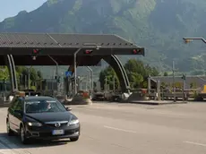 pieve d'alpago, 1 luglio 2006. il tratto autostradale a 27 tra belluno e vittorio venetoIl casello di Pian di Vedoia