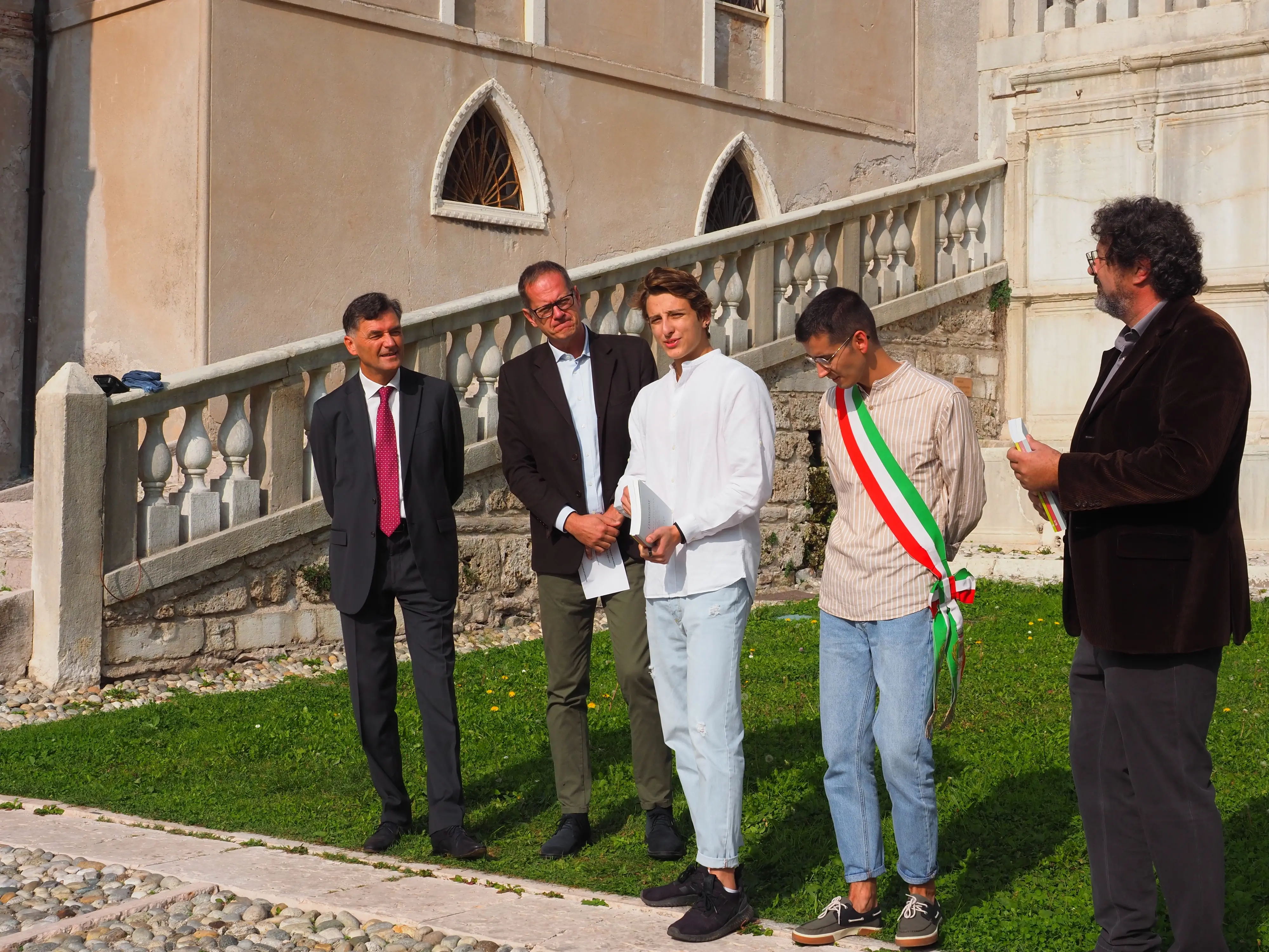 Piazza Maggiore a Feltre ha ospitato la consegna dei riconoscimenti della Famiglia Feltrina agli studenti diplomatisi con il massimo dei voti. La borsa di studio dedicata al medico Michele De Boni è stata conferita a Jessica Mocellin, mamma impegnata negli studi a Scienze infermieristiche