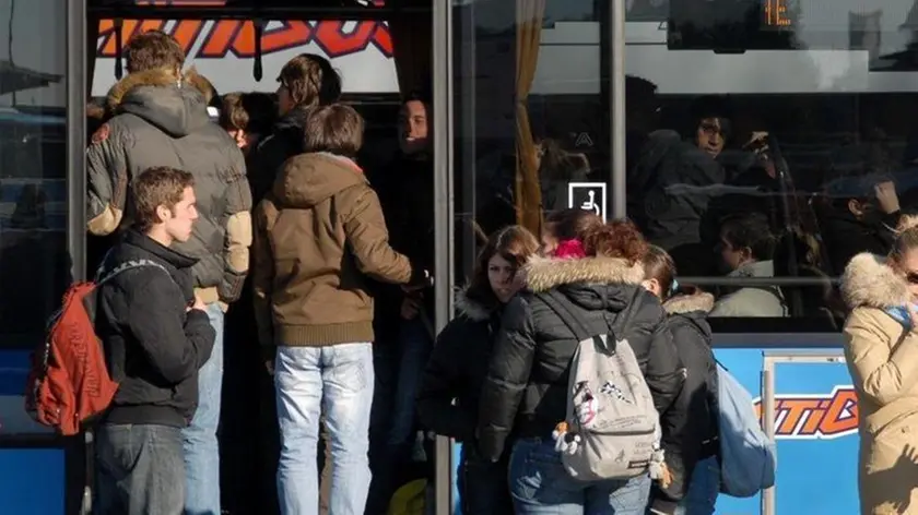 Belluno, 30 novembre 2007. interviste nel piazzale della dolomitibus sull'incidente che ha visto schiacciata una ragazza da un autobusIn migliaia salgono sui pullman in stazione Ragazzi sui mezzi di Dolomitibus. In alto Paolo Gamba