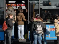 Belluno, 30 novembre 2007. interviste nel piazzale della dolomitibus sull'incidente che ha visto schiacciata una ragazza da un autobusIn migliaia salgono sui pullman in stazione Ragazzi sui mezzi di Dolomitibus. In alto Paolo Gamba