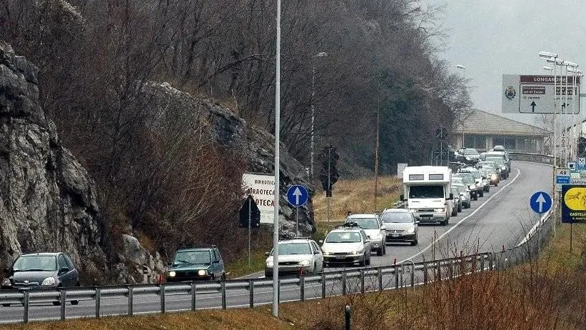 Auto in colonna sull'Alemagna