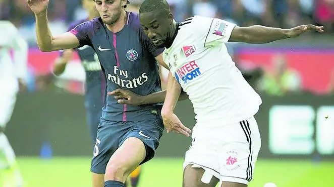 PSG's Adrien Rabiot, left, challenges for the ball with Amien's Guessouma Fofana during the French League One soccer match between PSG and Amiens at the Parc des Princes stadium in Paris, France, Saturday, Aug. 5, 2017. (ANSA/AP Photo/Kamil Zihnioglu) [CopyrightNotice: Copyright 2017 The Associated Press. All rights reserved.]