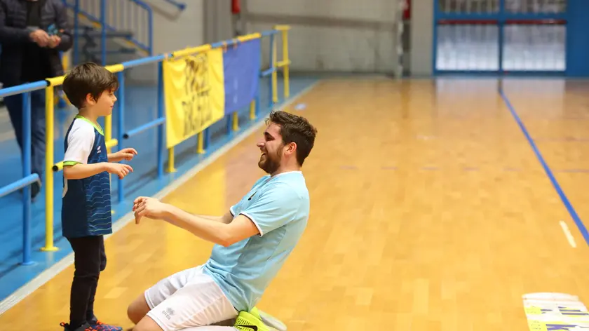 Gabriele Savi festeggia con il nipotino dopo il 3-2 (Foto Dalla Libera)