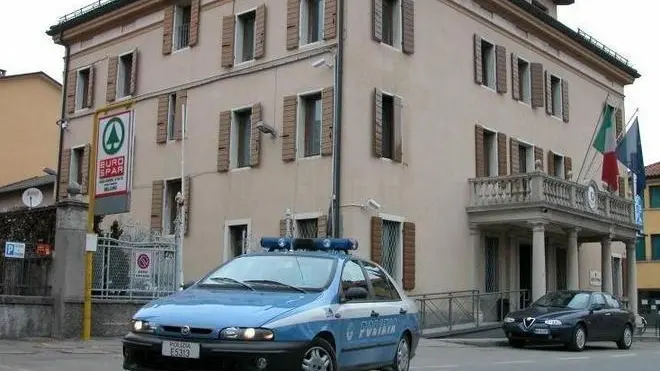 Una volante della polizia davanti alla questura di Belluno