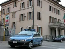 Una volante della polizia davanti alla questura di Belluno