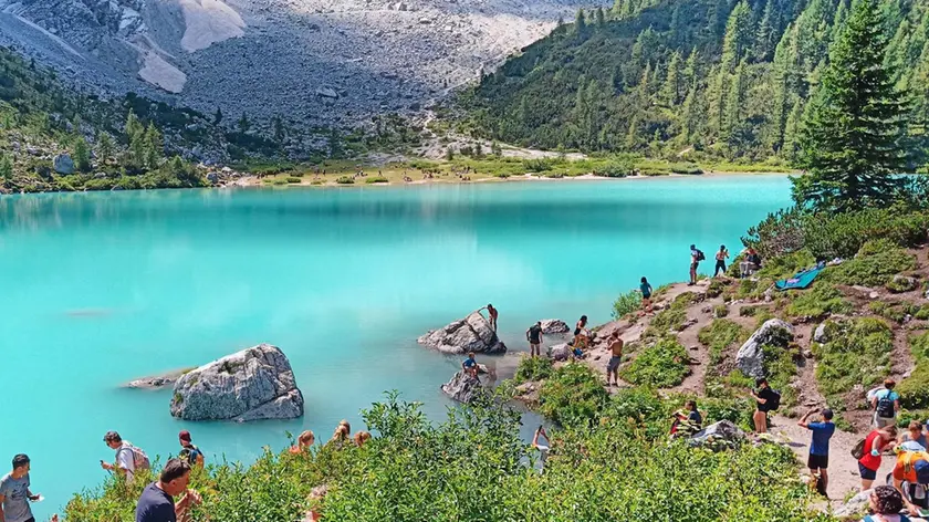 Assalto dei turisti al lago Sorapiss (Dolomiti bellunesi) nel giorno di ferragosto