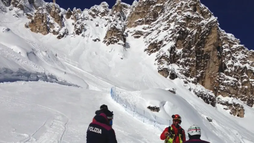 Una immagine dell'intervento del Soccorso Alpino seguito alla valanga in Tofana, Cortina d'Ampezzo, 12 febbraio 2014. Le verifiche del Soccorso alpino lungo la valanga che ha investito la pista di Forcella Rossa hanno escluso definitivamente la presenza di persone travolte. ANSA / US SOCCORSO ALPINO E SPELEOLOGICO VENETO ++NO SALES EDITORIAL USE ONLY++