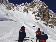 Una immagine dell'intervento del Soccorso Alpino seguito alla valanga in Tofana, Cortina d'Ampezzo, 12 febbraio 2014. Le verifiche del Soccorso alpino lungo la valanga che ha investito la pista di Forcella Rossa hanno escluso definitivamente la presenza di persone travolte. ANSA / US SOCCORSO ALPINO E SPELEOLOGICO VENETO ++NO SALES EDITORIAL USE ONLY++