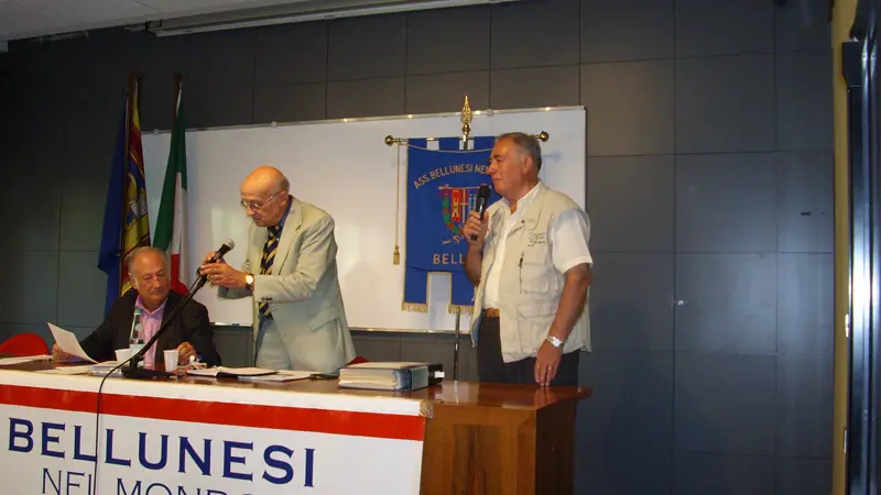 Giovanni Andrich, a destra, durante una assemblea dell'Abm, l'Associazione bellunesi nel mondo