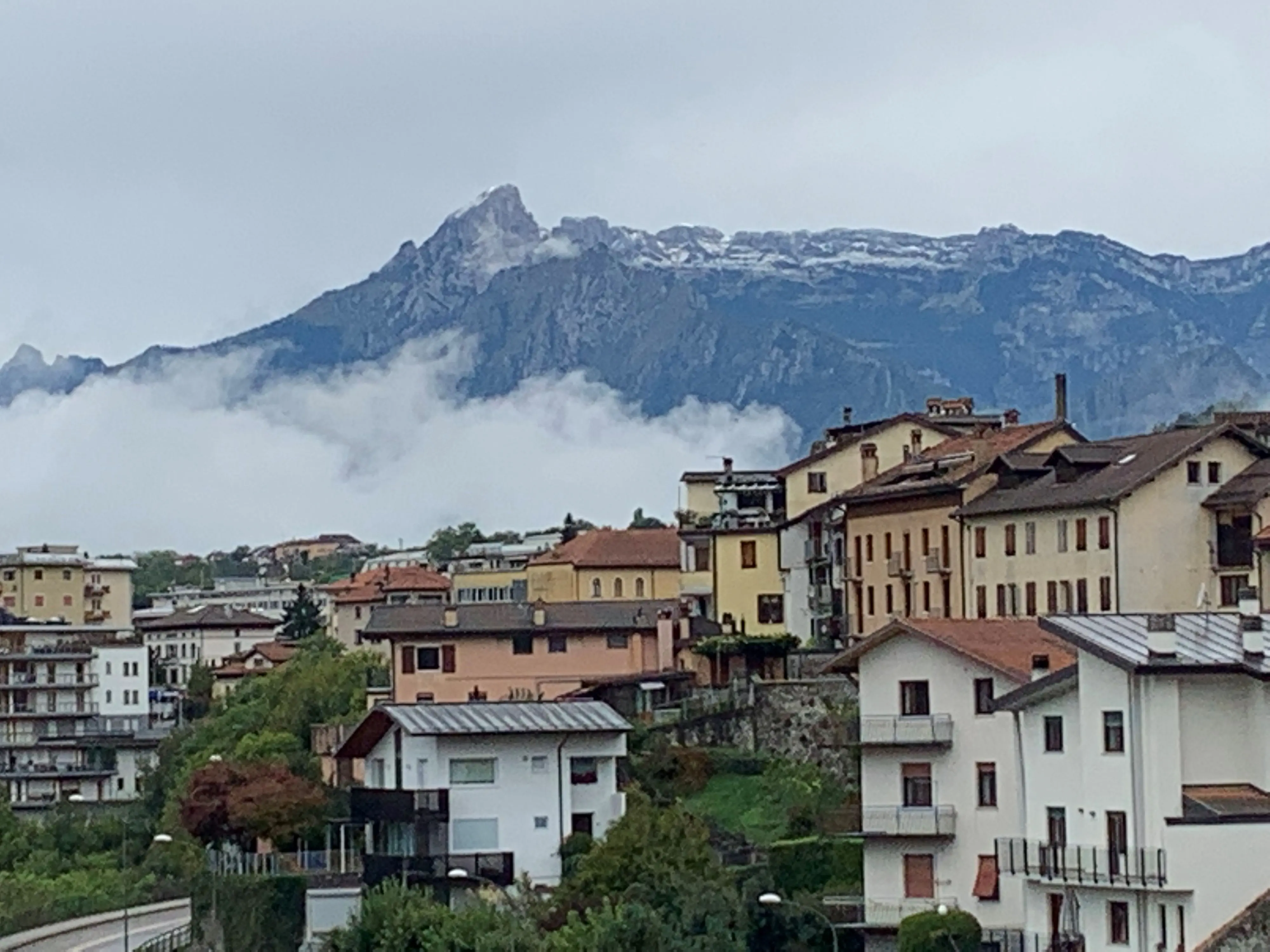 Crollo delle temperature e cime imbiancate nella notte tra venerdì e sabato 17 settembre. Le immagini dai rifugi, dal Sellaronda bike day, dal Cai e dagli appassionati