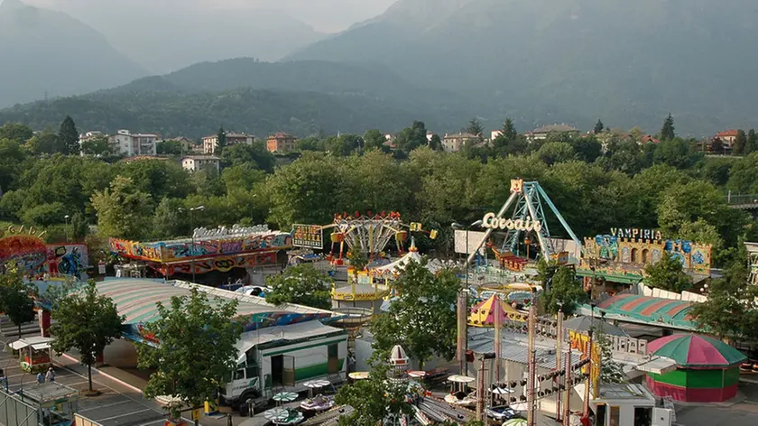 Belluno, 30 maggio 2005, giostre al parcheggio dal mas