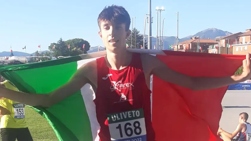 Thomas Serafini (Firex Belluno) con la bandiera tricolore dopo la conquista del titolo italiano