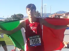 Thomas Serafini (Firex Belluno) con la bandiera tricolore dopo la conquista del titolo italiano