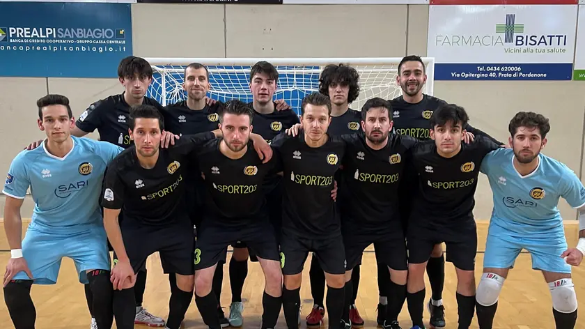 La Canottieri schierata sul campo del Maccan Prata