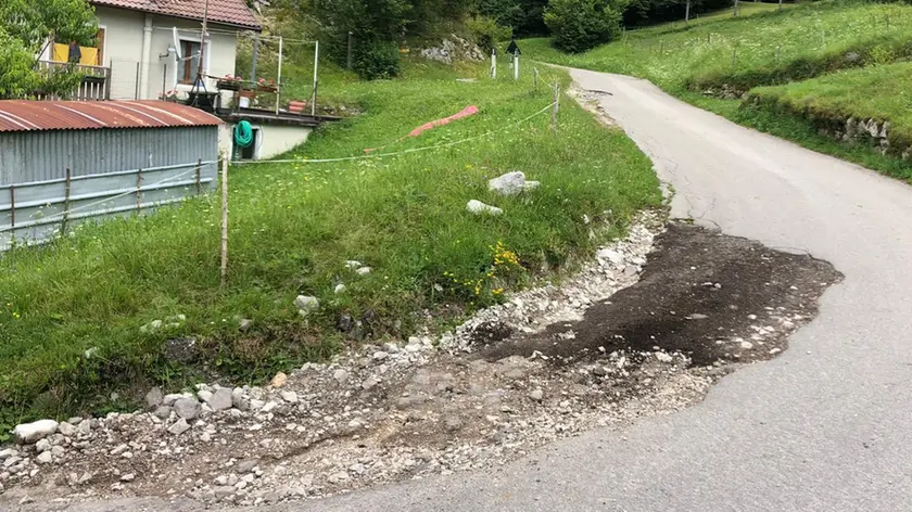 Un tratto di via Ronce, che ha l’asfalto danneggiato in numerosi punti