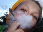 20060713 - ROMA - CRO - +++ DROGA: RADDOPPIATI CONSUMATORI CANNABIS E COCAINA +++ TRIPLICATO USO ALLUCINOGENI E STIMOLANTI, CALA EROINA Una foto di archivio di una ragazza che fuma dell' 'erba'. Dal 2001 al 2005, gli italiani che hanno fatto uso di cannabis sono pressoche' raddoppiati (da 2 a 3,8 milioni), come pure i consumatori di cocaina (da 350 mila a 700 mila). Triplicato l'uso di allucinogeni e stimolanti, diminuisce invece quello di eroina. La stima, ottenuta mediante uno studio campionario, e' contenuta nella Relazione annuale al Parlamento sullo stato delle tossicodipendenze in Italia, presentata stamani. ARCHIVIO ANSA/DEF